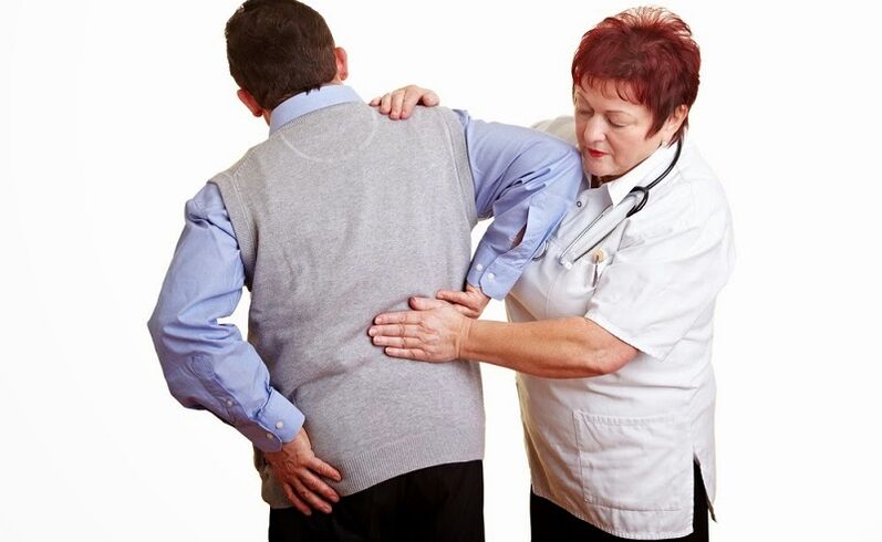 преглед на пациентот од страна на лекар за болки во грбот